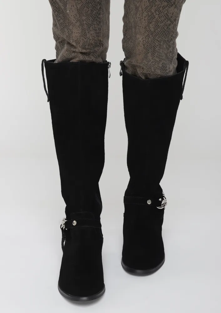 SILVER CHAIN BLACK BOOTS