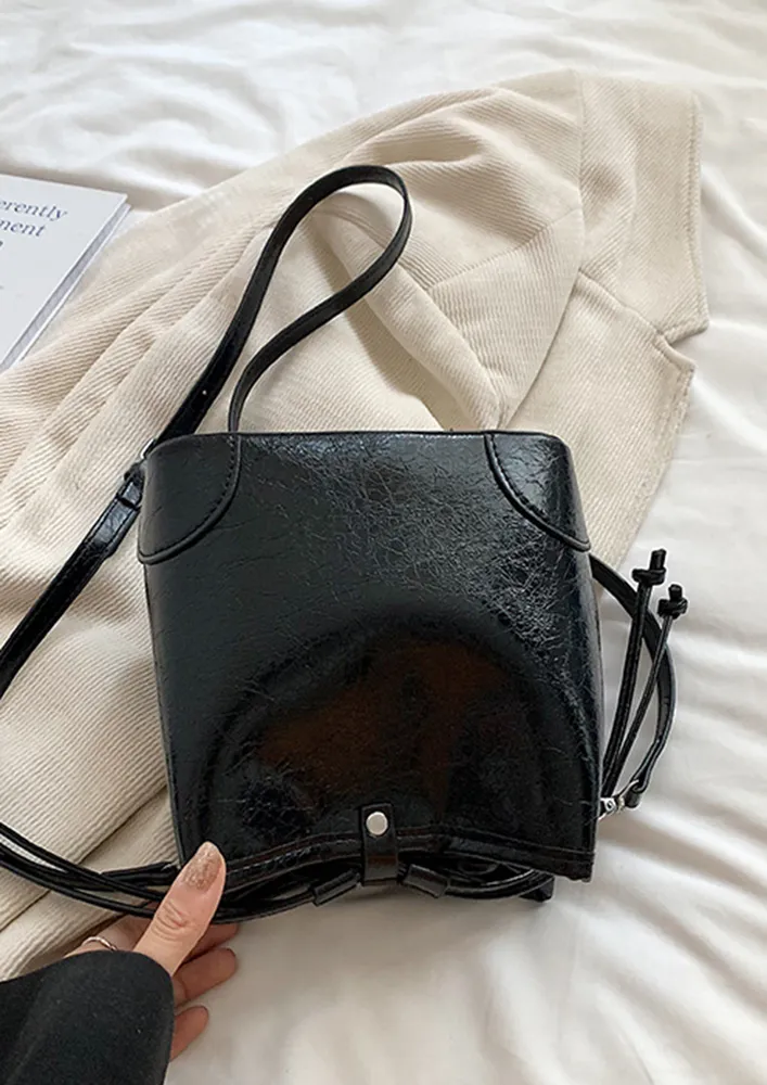 BLACK TEXTURED BUCKET BAG